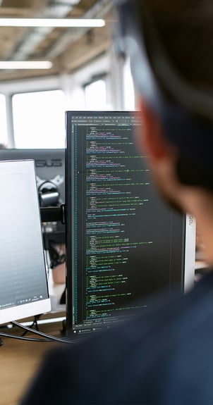 Data engineer työpöydän äärellä.