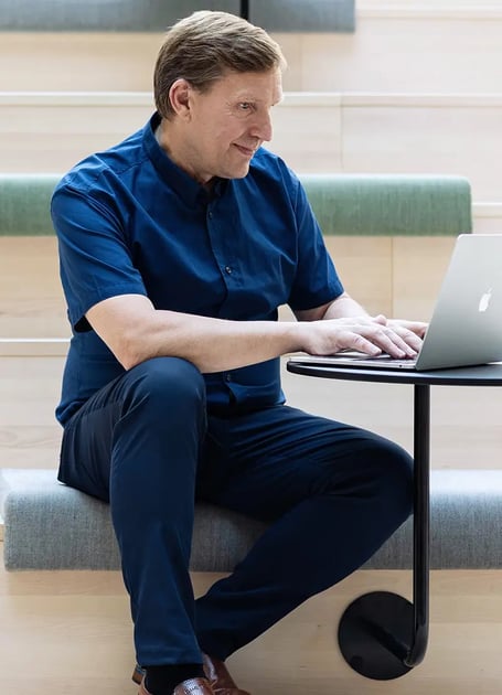 mies-opiskelee-saranen-55-vuotta-muutosturvakoulutus-laajennettu-muutosturva-2