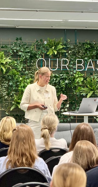 Sandra Välikoski puhumassa Mktg SHIFT -tapahtumassa