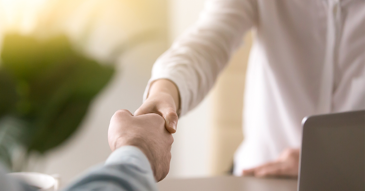 Kuvituskuva muutosneuvottelut. Kaksi ihmistä kättelee.