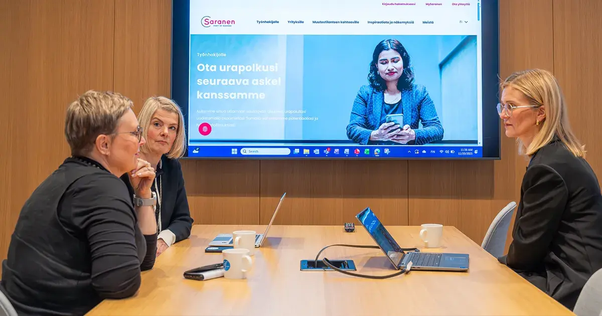 Sarasen rekrytoivan koulutusohjelman avulla If löysi uusia osaajia. Kuvassa rekrytoivan koulutusohjelman parissa työskennelleitä Ifin työntekijöitä.